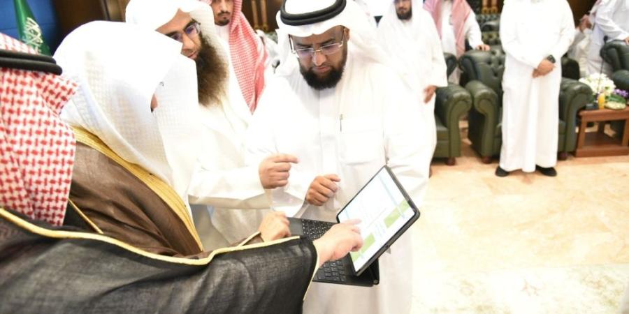 "السديس" يطلق مبادرة "خدمة زائرينا شرف لمنسوبينا" لتعزيز رحلة الحجاج