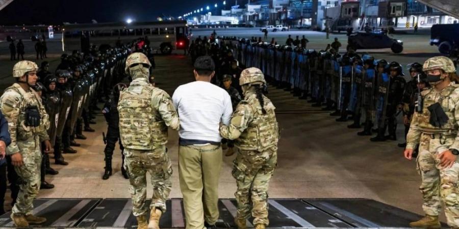 القضاء يتيح لإدارة ترمب طرد مهاجرين باعتبارهم «أعداء أجانب»