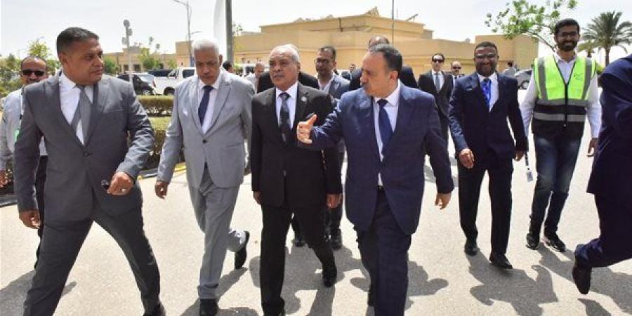 محافظ أسيوط يشهد تدريب 370 شابًا على الوظائف الرقمية الحديثة