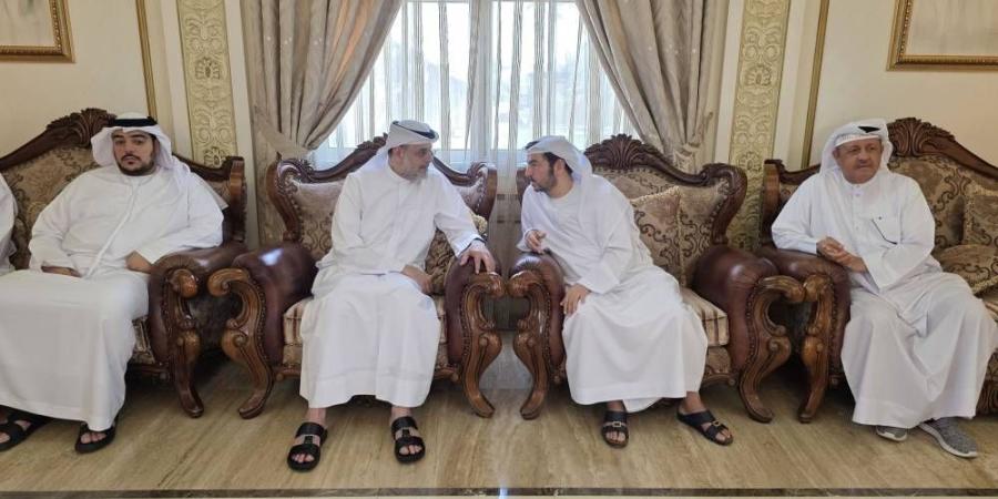 ولي عهد الشارقة وعبدالله بن سالم يعزيان في وفاة حسن الخيال