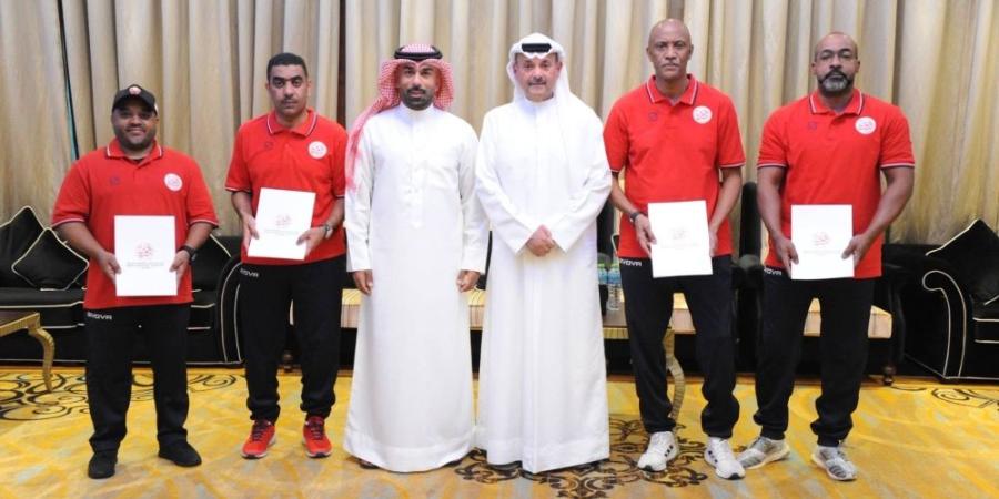 راشد بن عبدالرحمن يشهد توقيع عقود الجهازين الفني والإداري لمنتخب كرة القدم المصغرة