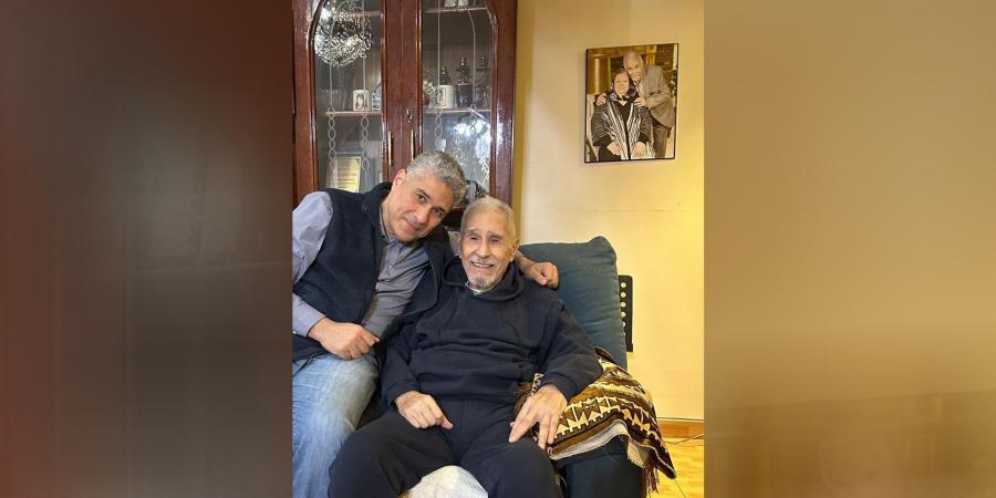 عبدالرحمن أبو زهرة في صورة حديثة مع نجله.. اعتذار و"بوكيه" ورد - الأول نيوز