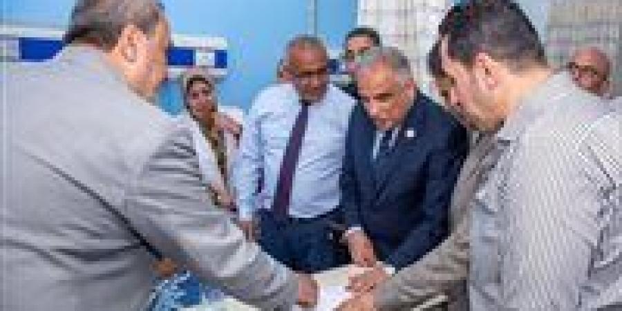 رئيس جامعة طنطا يزور طالبات كلية علوم الرياضة للاطمئنان على حالتهم الصحية