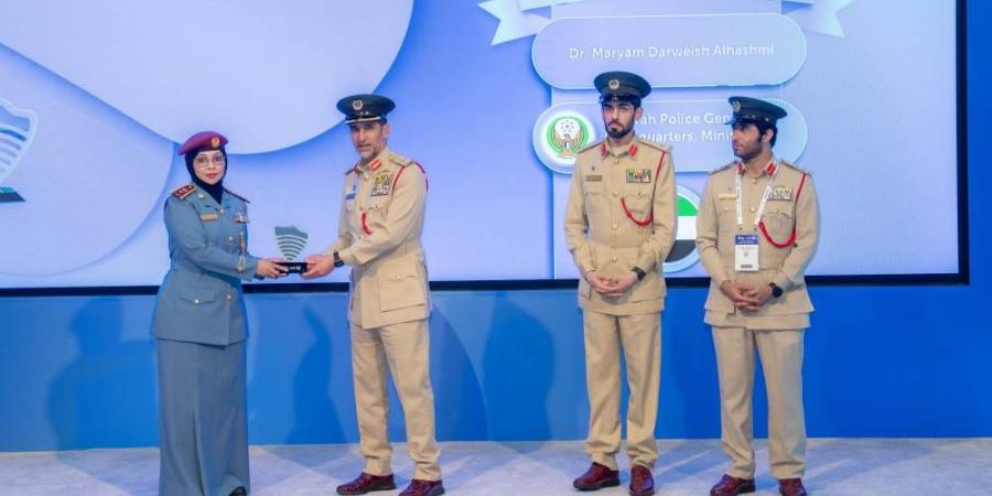 المري يكرم الفائزين في حفل جوائز القمة الشرطية العالمية