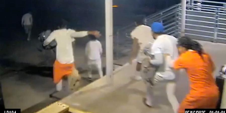 بينهم قتلة.. كاميرا ترصد لحظة هروب جماعي من سجن بأمريكا - الأول نيوز