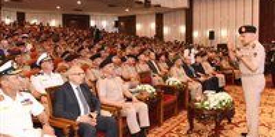 وزير الدفاع والإنتاج الحربى يشهد مناقشة البحث الرئيسى لهيئة البحوث العسكرية