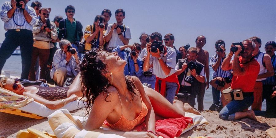 صور مرحة ومجنونة تستكشف ماضي مهرجان كان السينمائي قبل عصر كاميرات الهواتف - الأول نيوز