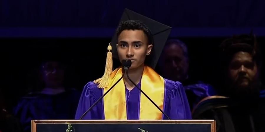 تسبب ذلك في حجب شهادته.. شاهد ما قاله طالب عن غزة خلال تخرجه من جامعة نيويورك - الأول نيوز