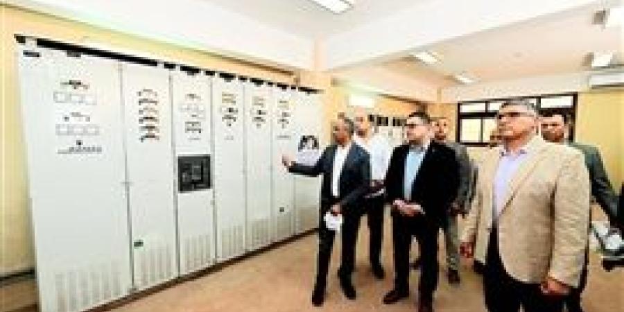 وزير الإسكان ومحافظ الجيزة يتفقدان محطة مياه منشأة القناطر المُرشحة