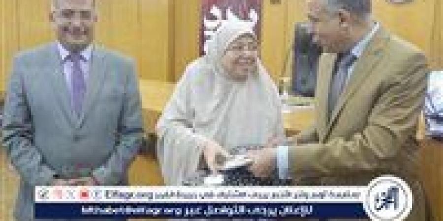 محافظ المنيا يشارك حجاج الجمعيات الأهلية فرحتهم قبل السفر للأراضي المقدسة