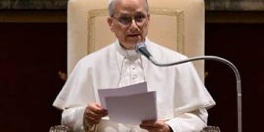 البابا ليون الرابع عشر يتسلم مهامه رسميًا: مشهد مهيب في أولى لحظات حبريته"