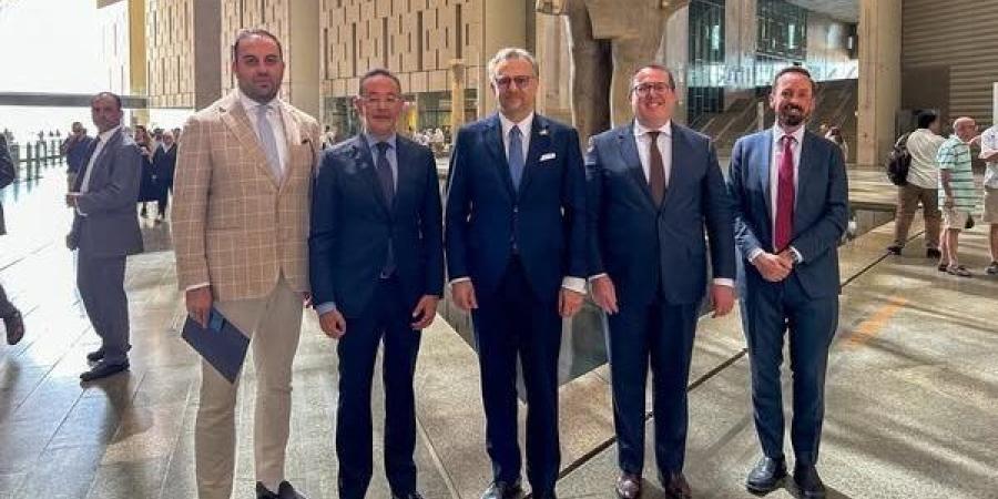 المتحف المصري الكبير يستقبل كبير مستشاري الرئيس الأمريكي للشؤون العربية والشرق الأوسط